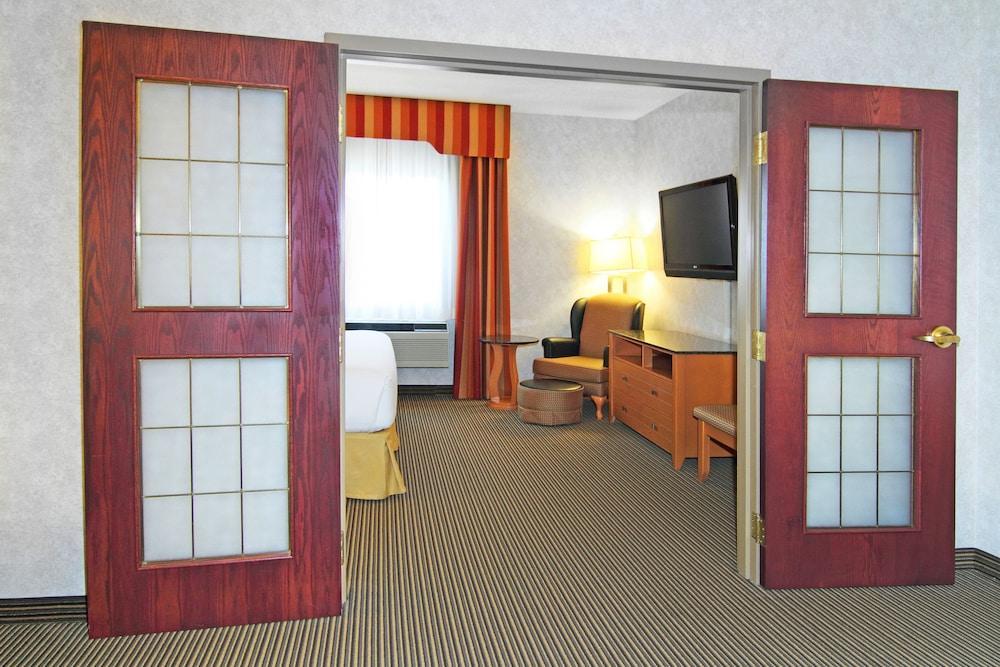 Holiday Inn Express Calgary South By Ihg Exterior photo