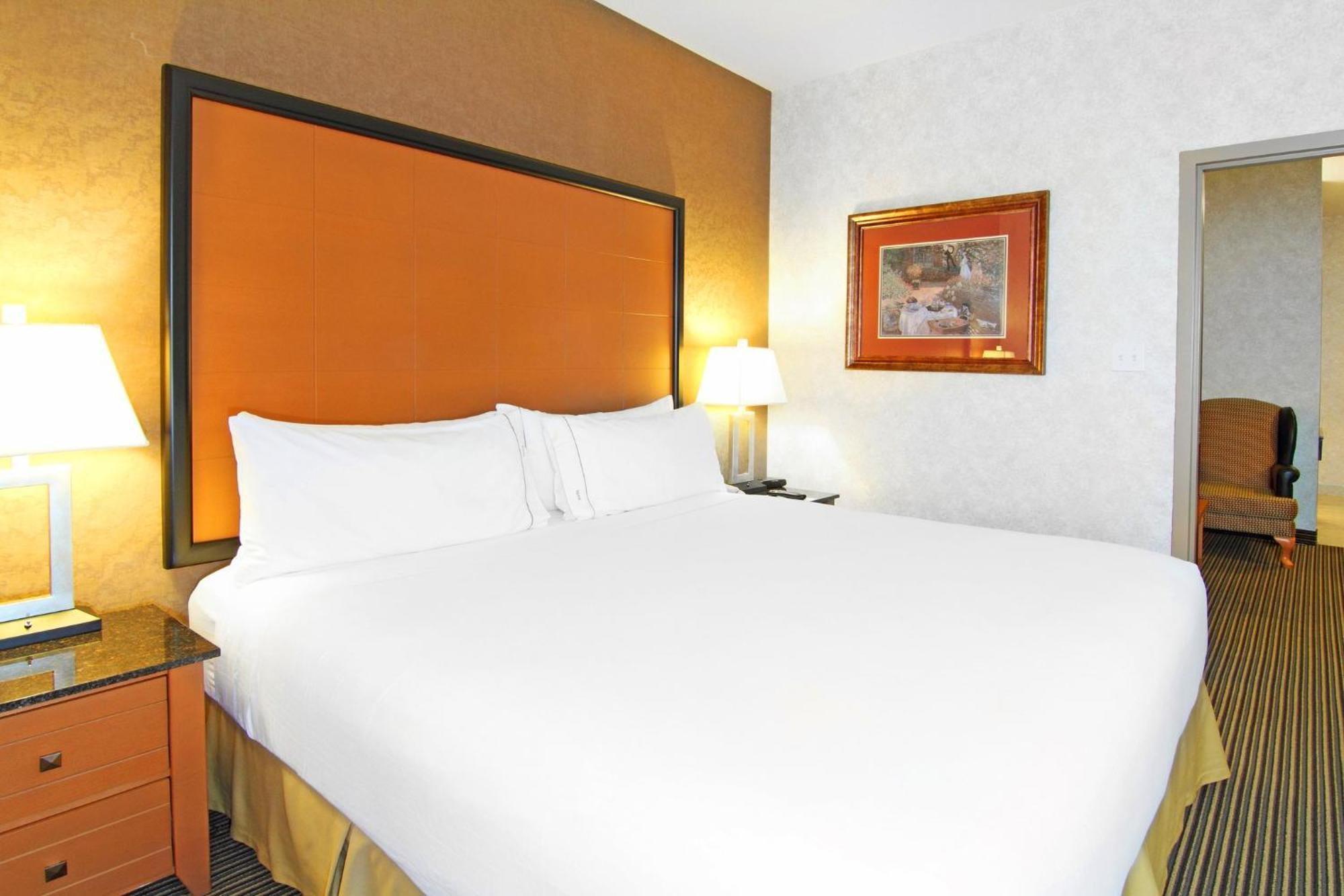 Holiday Inn Express Calgary South By Ihg Exterior photo