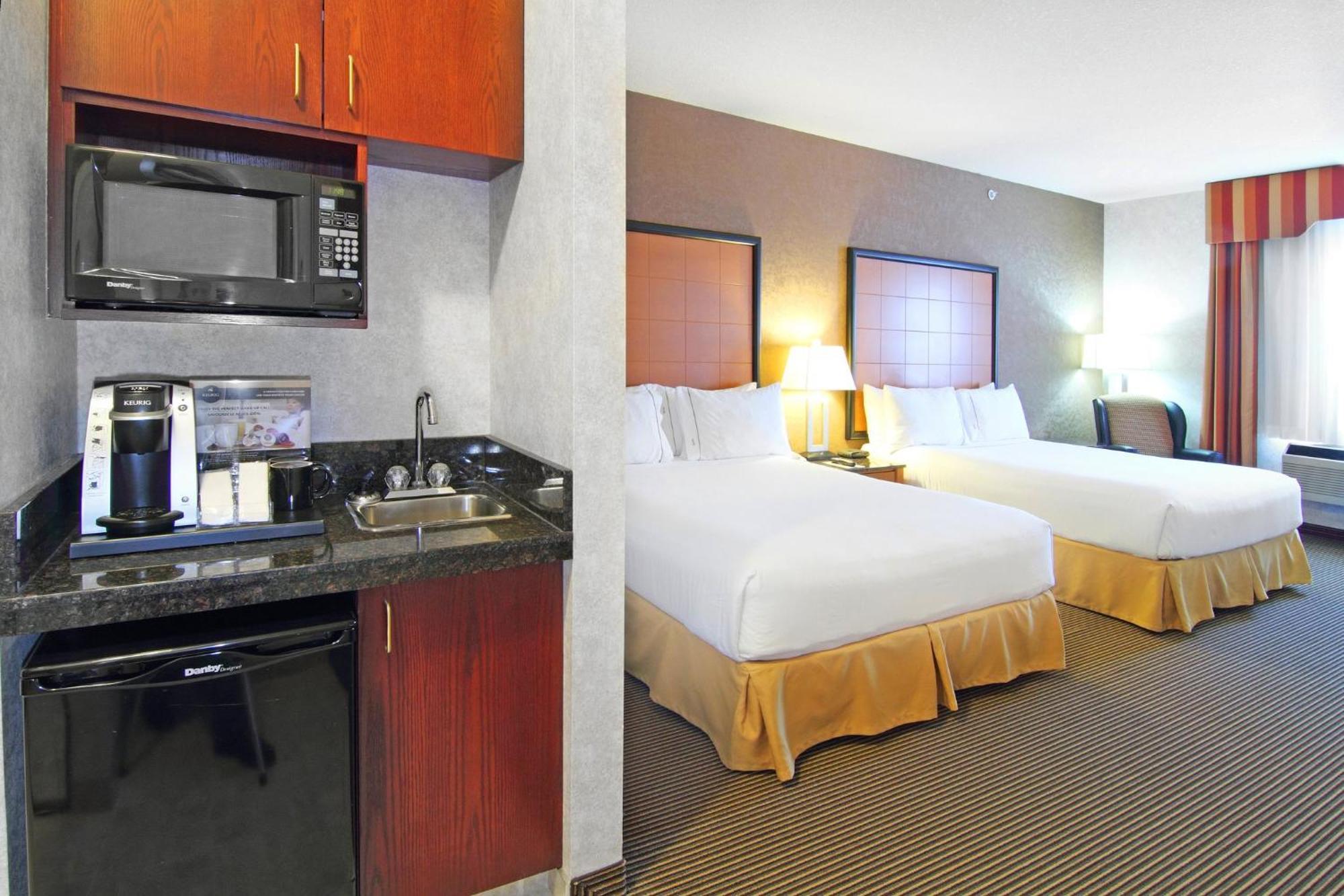 Holiday Inn Express Calgary South By Ihg Exterior photo