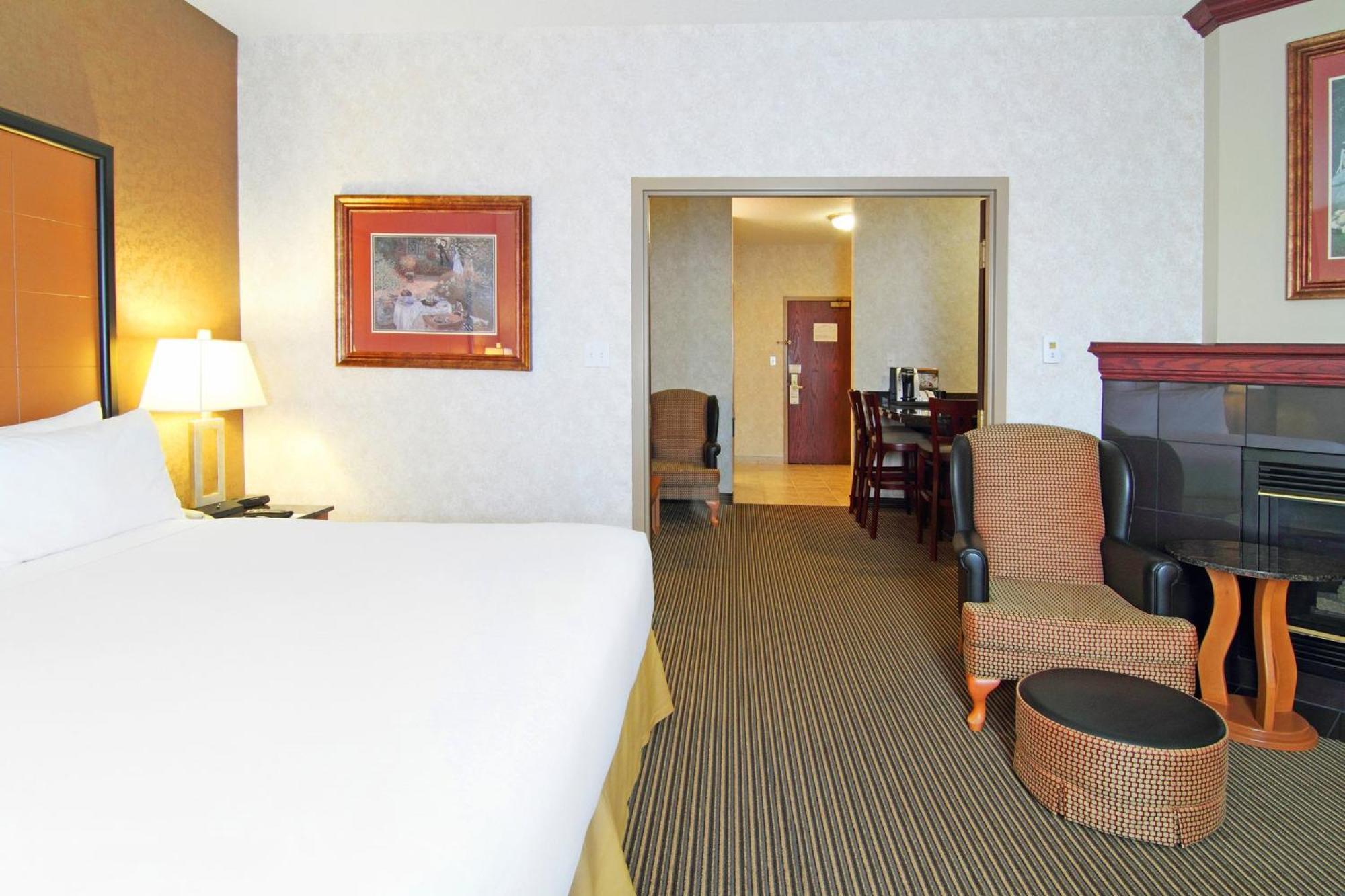 Holiday Inn Express Calgary South By Ihg Exterior photo