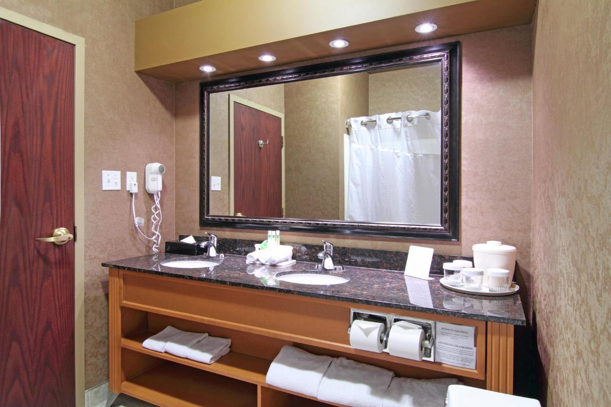 Holiday Inn Express Calgary South By Ihg Exterior photo
