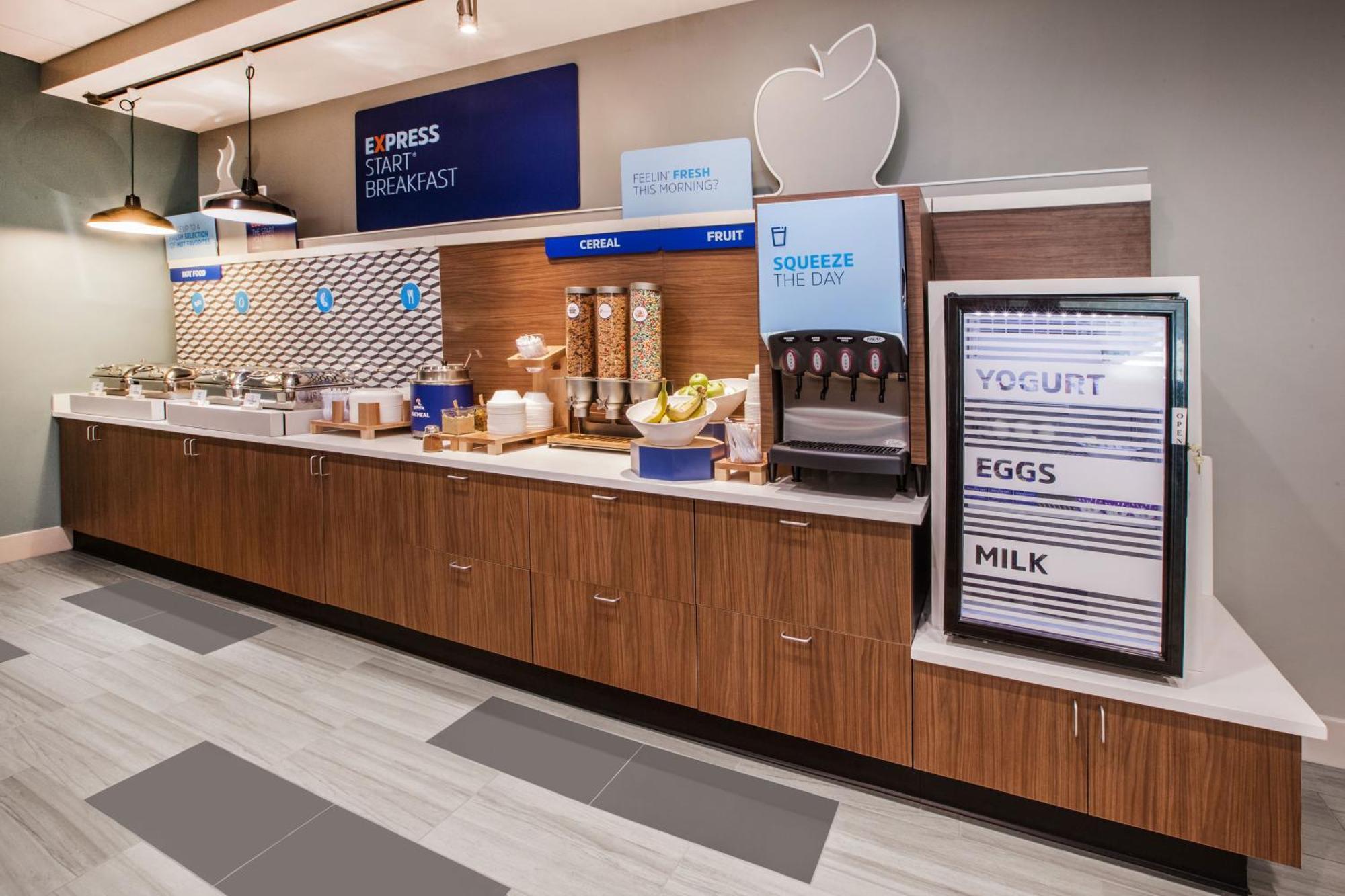 Holiday Inn Express Calgary South By Ihg Exterior photo