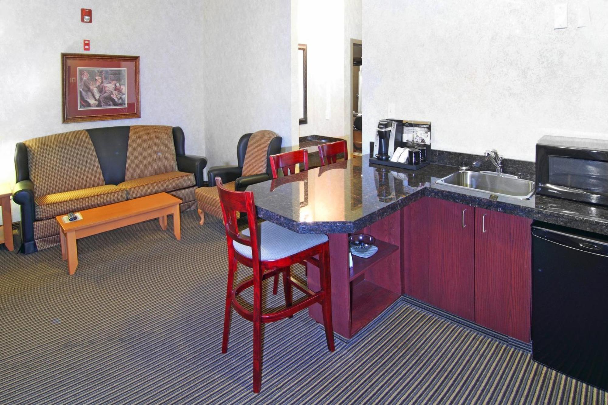 Holiday Inn Express Calgary South By Ihg Exterior photo