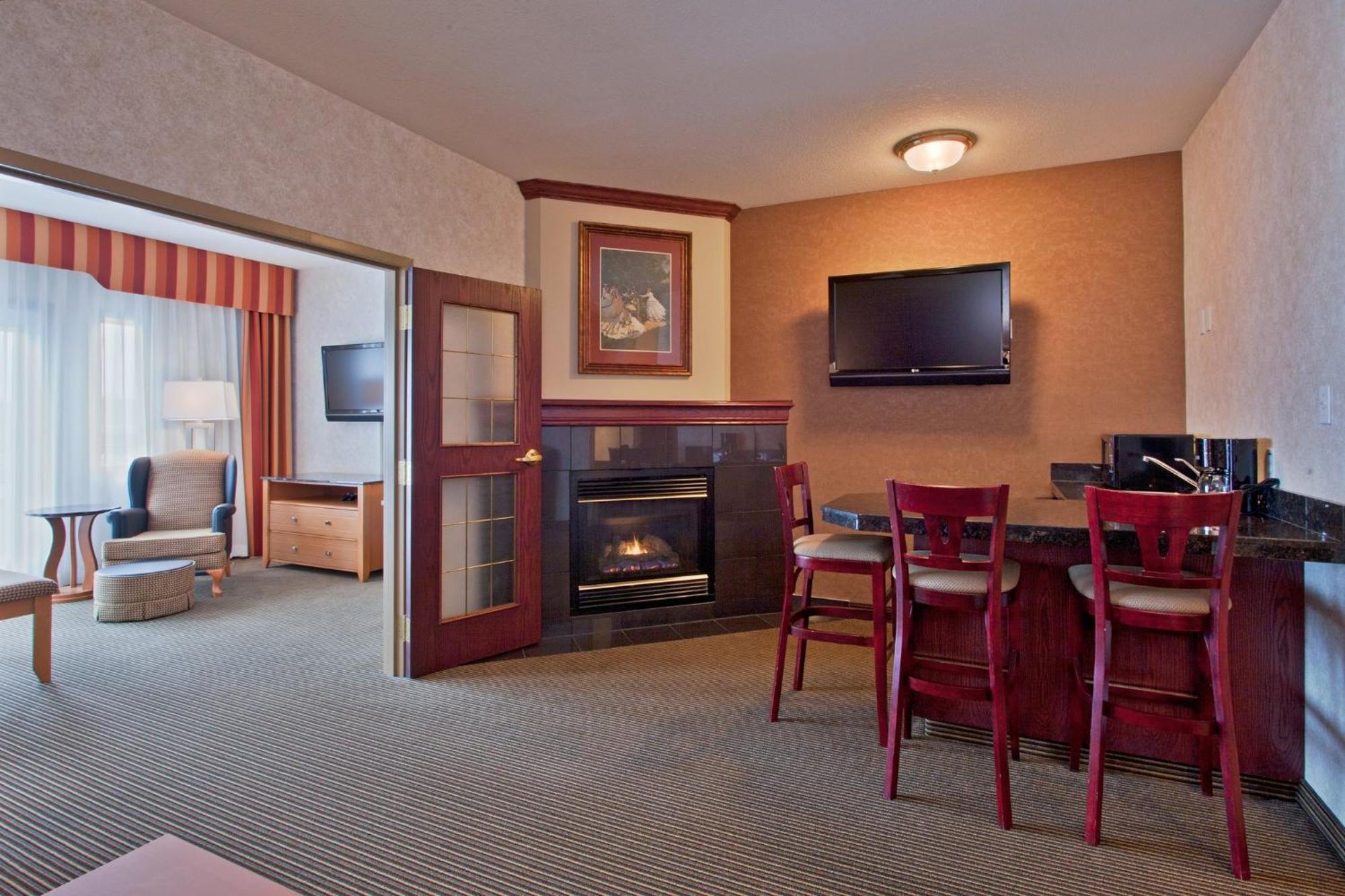 Holiday Inn Express Calgary South By Ihg Exterior photo