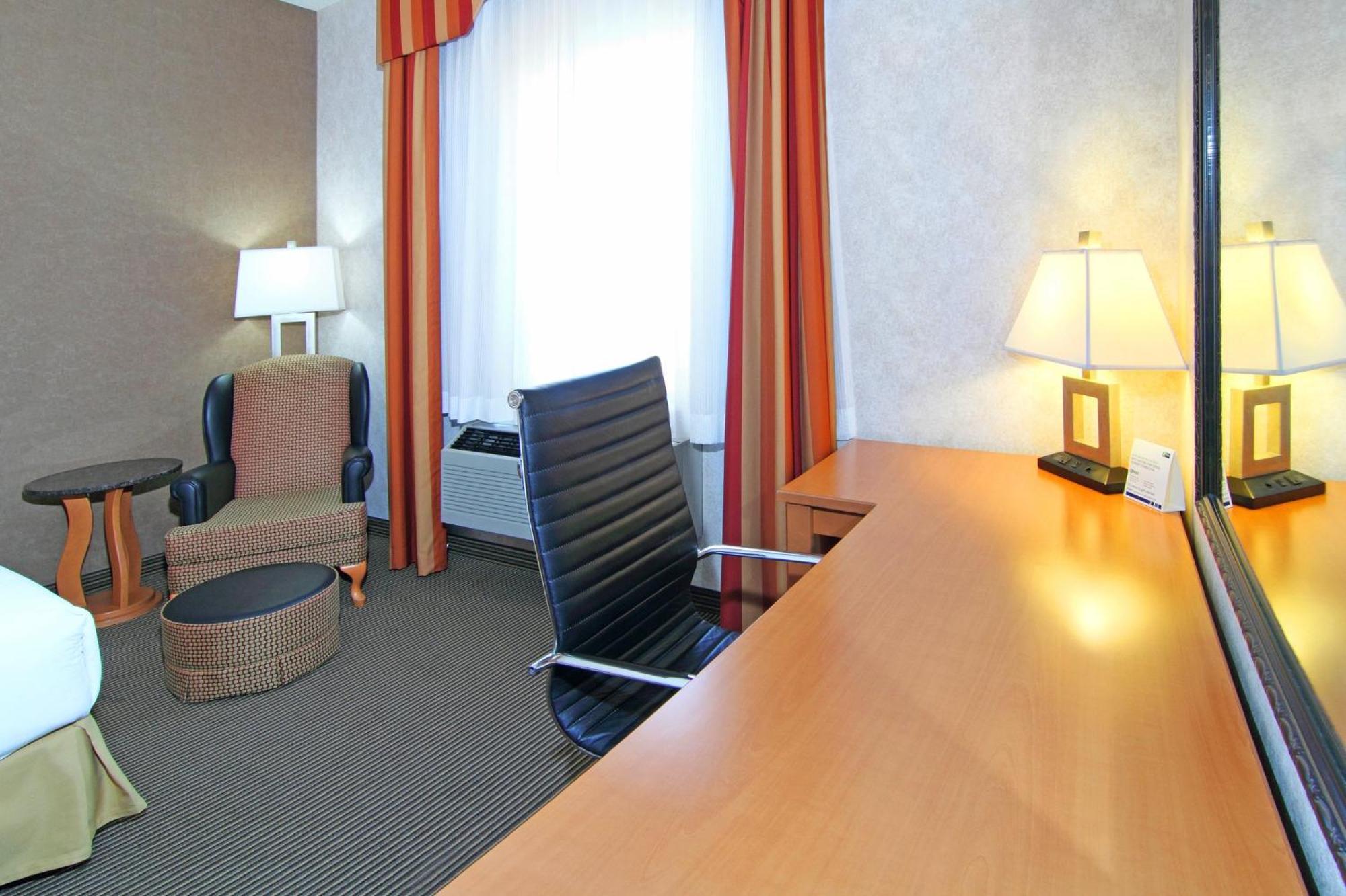 Holiday Inn Express Calgary South By Ihg Exterior photo