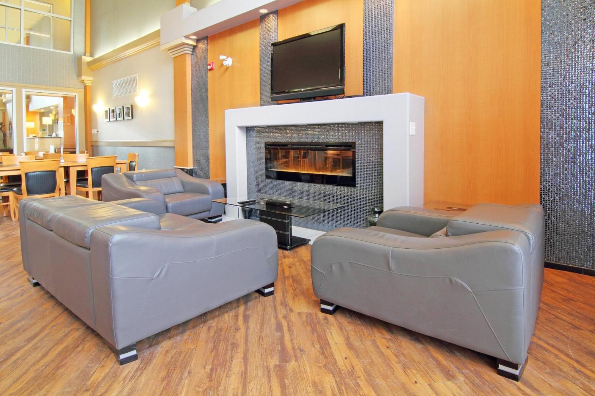 Holiday Inn Express Calgary South By Ihg Exterior photo