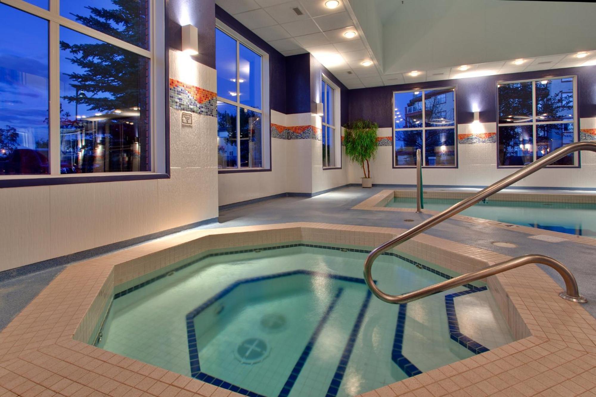 Holiday Inn Express Calgary South By Ihg Exterior photo