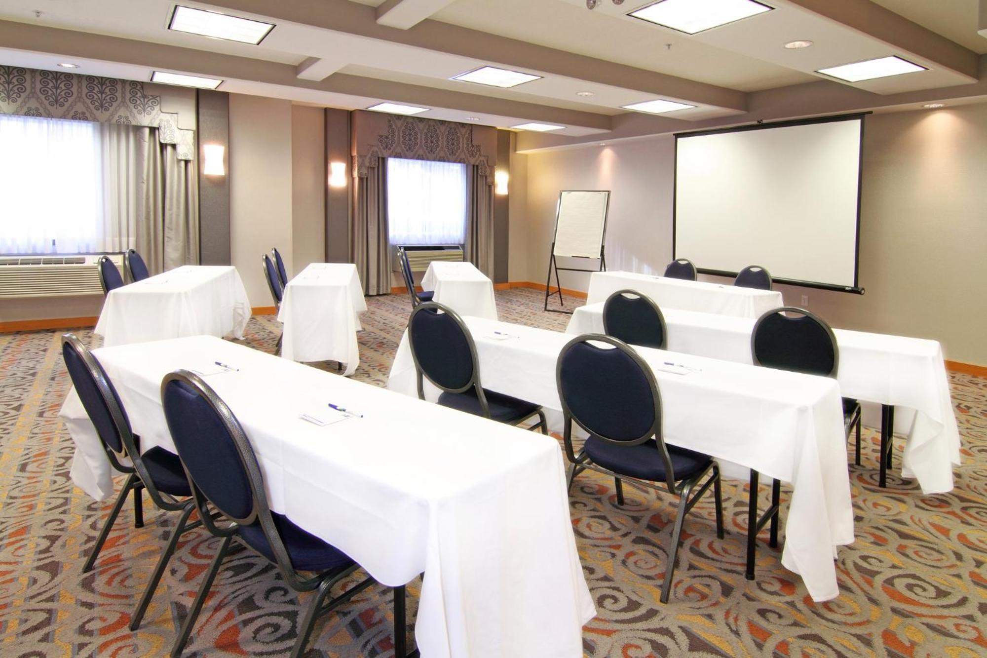 Holiday Inn Express Calgary South By Ihg Exterior photo