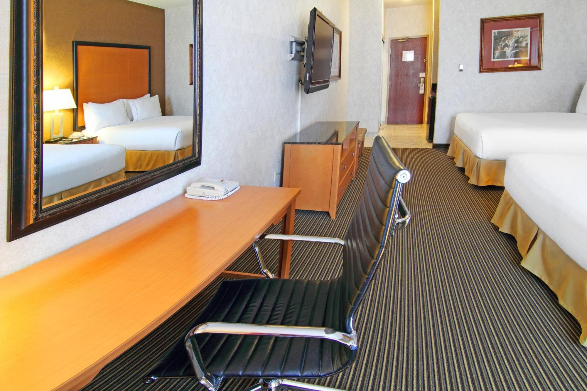 Holiday Inn Express Calgary South By Ihg Exterior photo