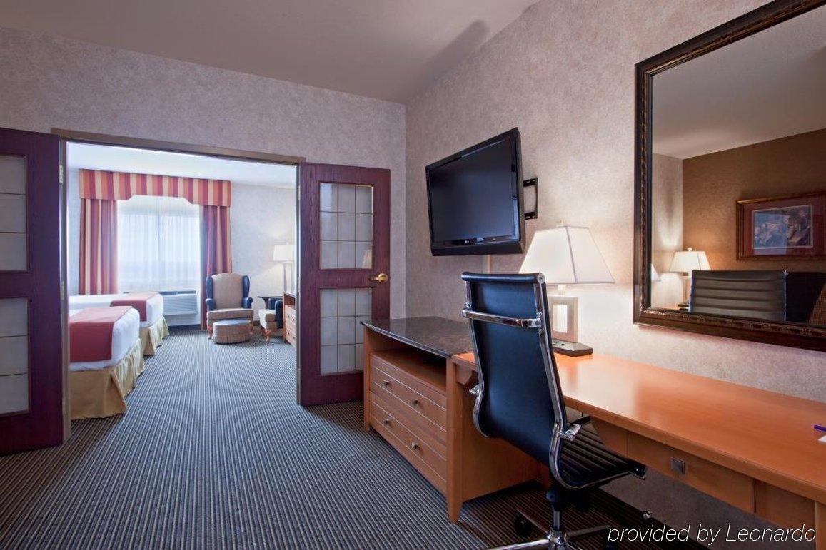 Holiday Inn Express Calgary South By Ihg Room photo