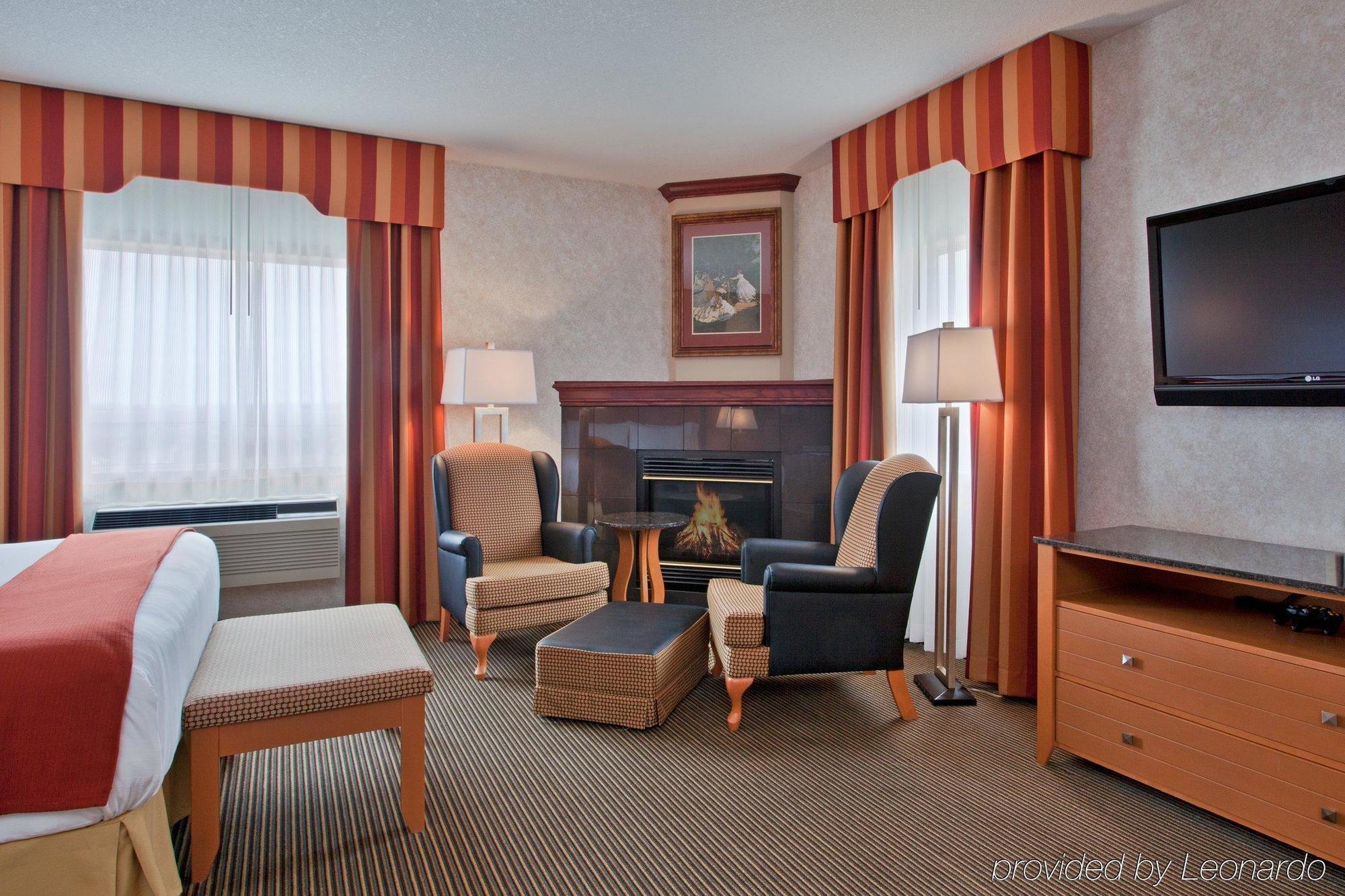 Holiday Inn Express Calgary South By Ihg Room photo