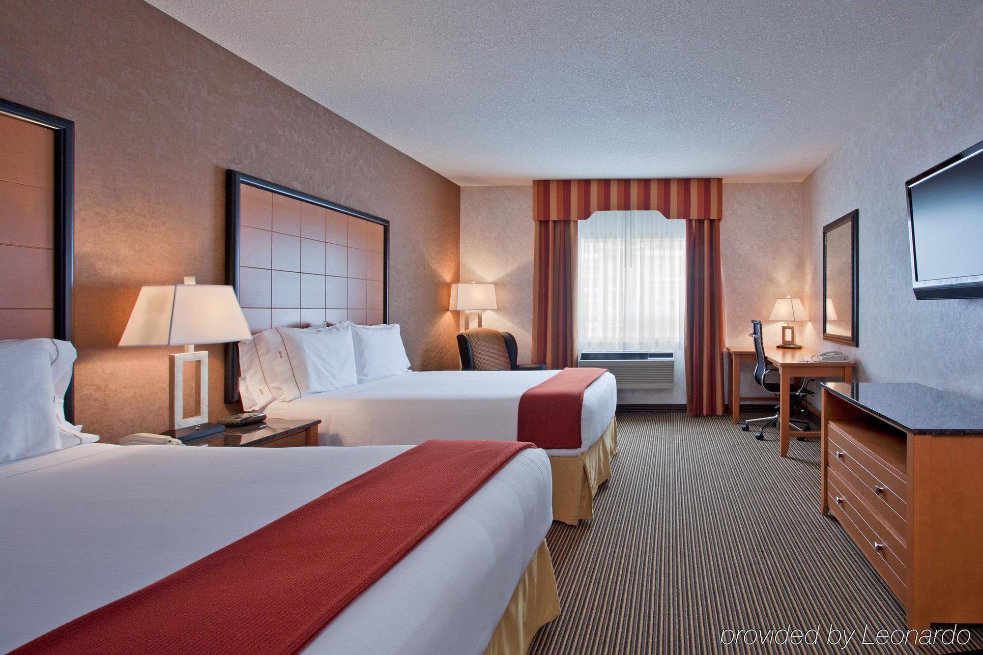 Holiday Inn Express Calgary South By Ihg Exterior photo