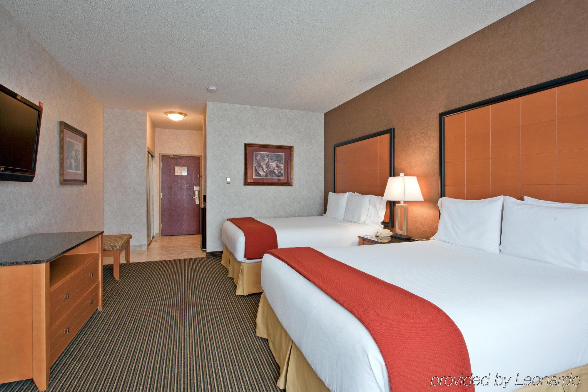Holiday Inn Express Calgary South By Ihg Exterior photo