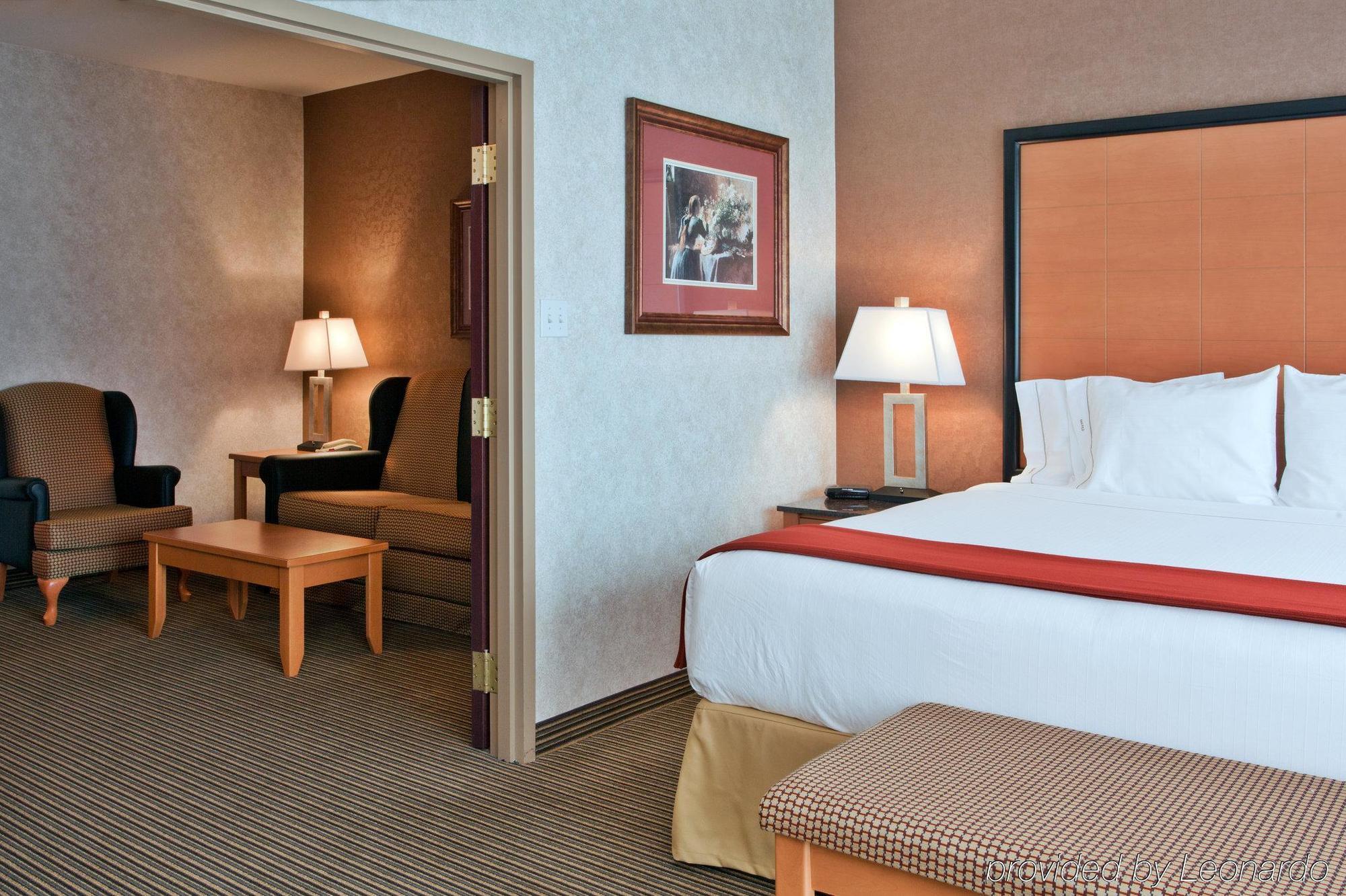 Holiday Inn Express Calgary South By Ihg Exterior photo