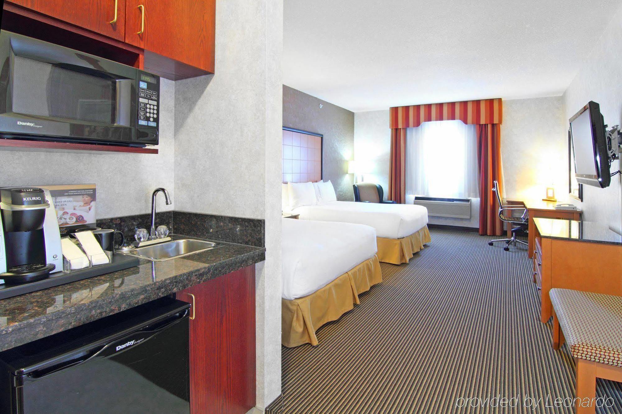 Holiday Inn Express Calgary South By Ihg Exterior photo
