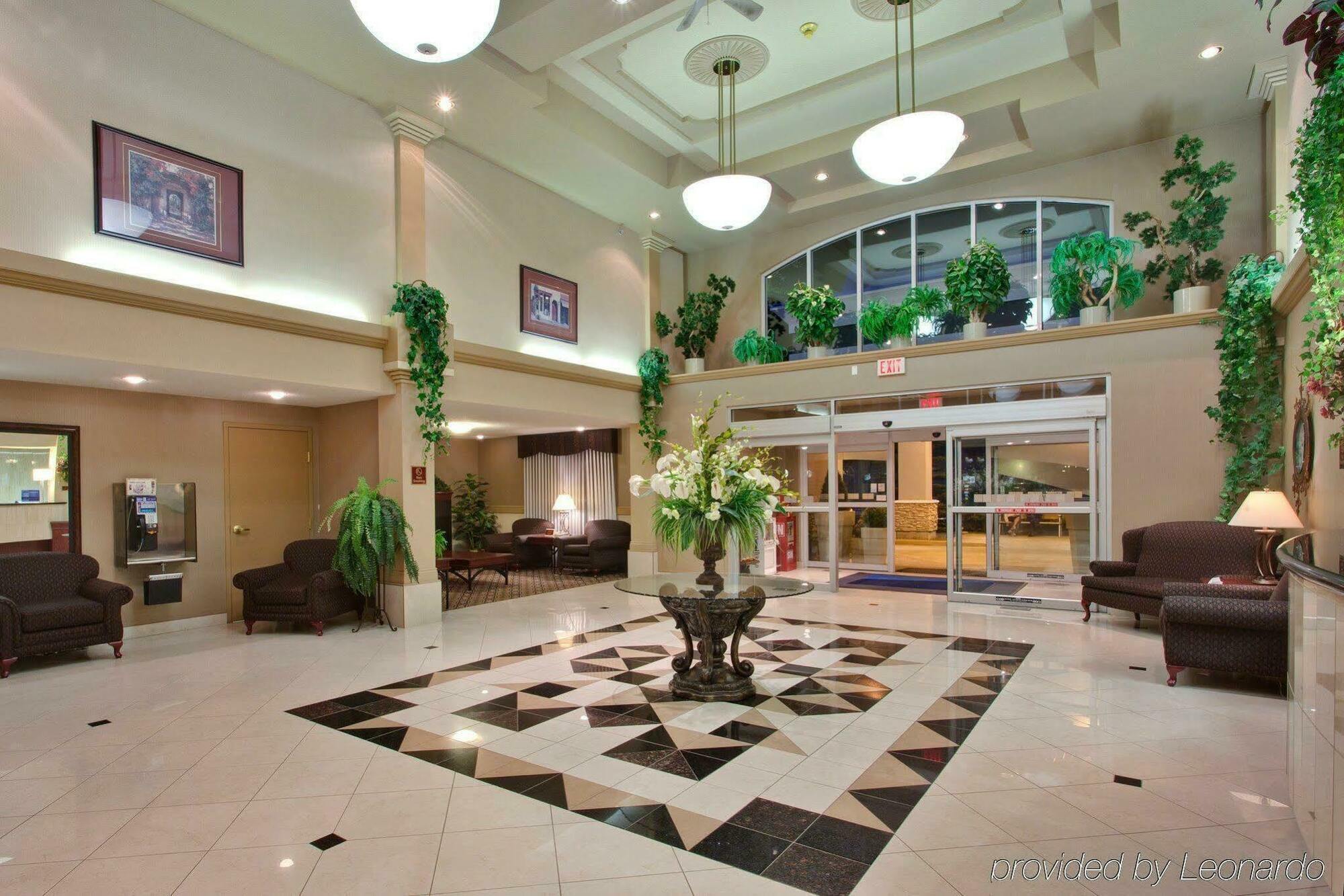 Holiday Inn Express Calgary South By Ihg Exterior photo