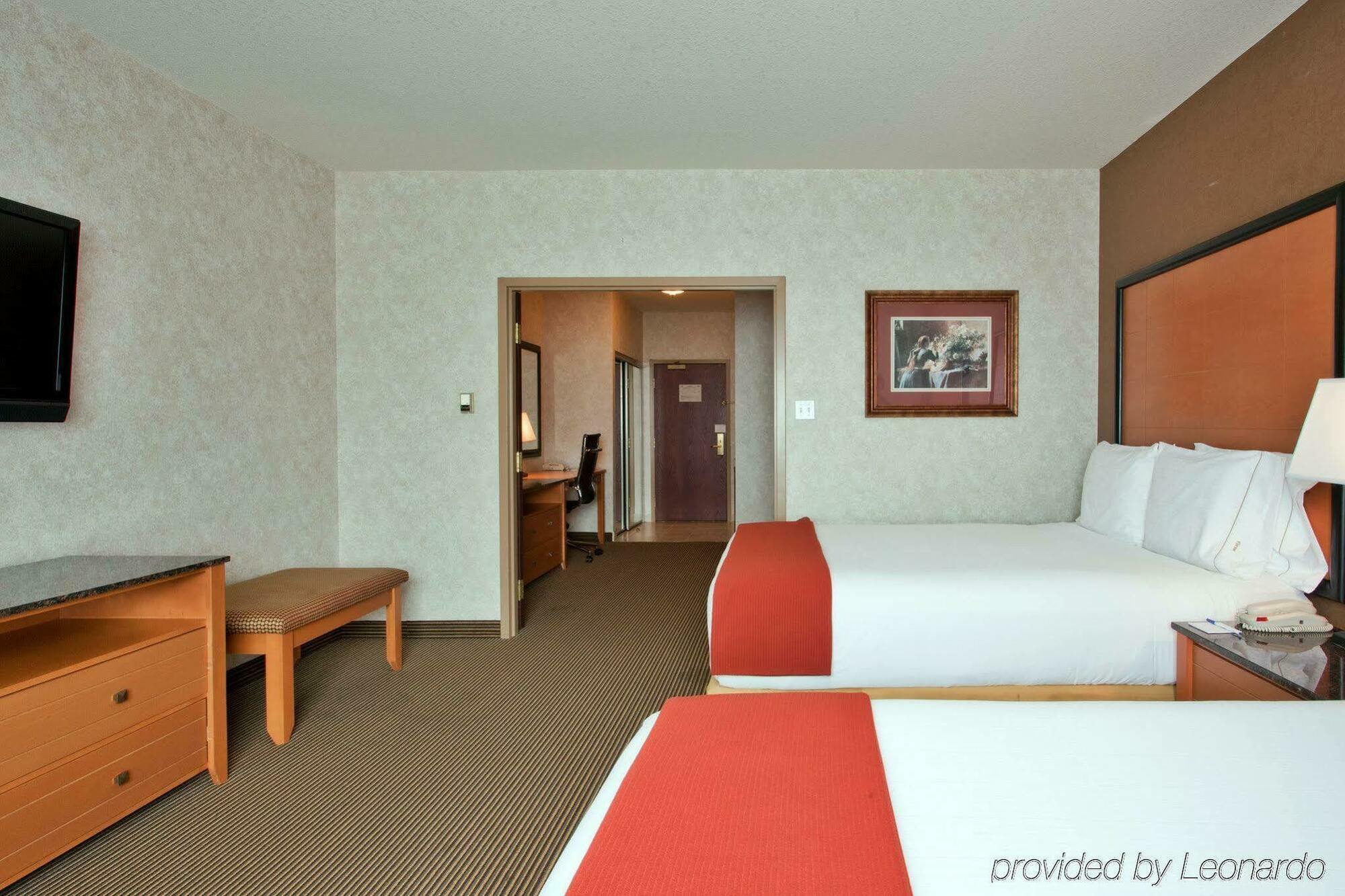 Holiday Inn Express Calgary South By Ihg Room photo