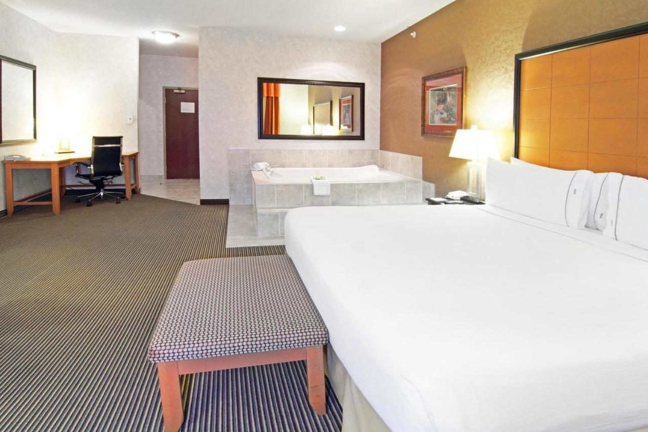 Holiday Inn Express Calgary South By Ihg Exterior photo