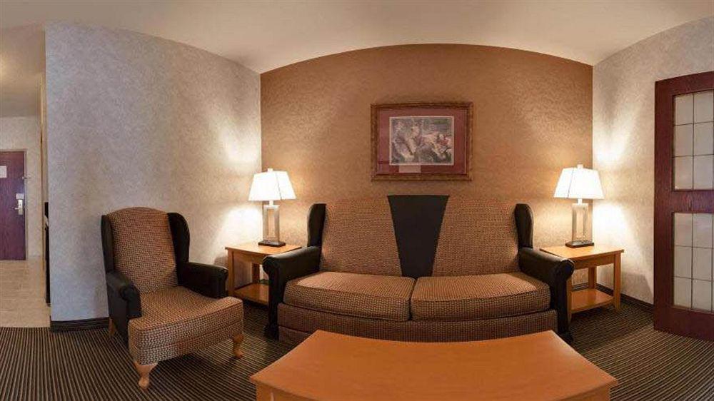 Holiday Inn Express Calgary South By Ihg Exterior photo